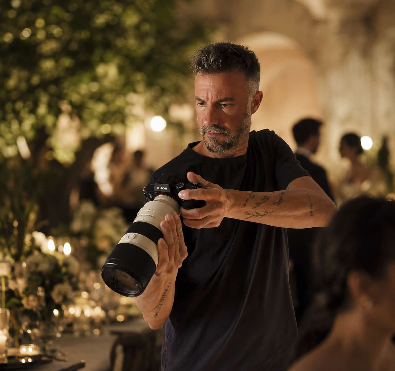 David Garcia fotografiant un esdeveniment amb una càmera professional